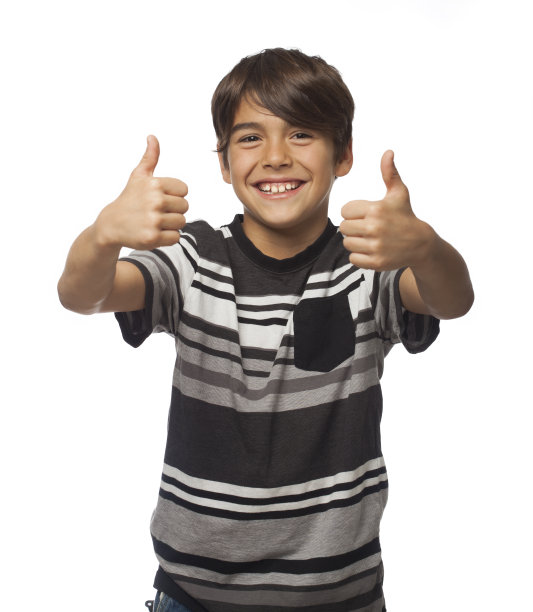 西班牙男孩竖起两个大拇指图片下载