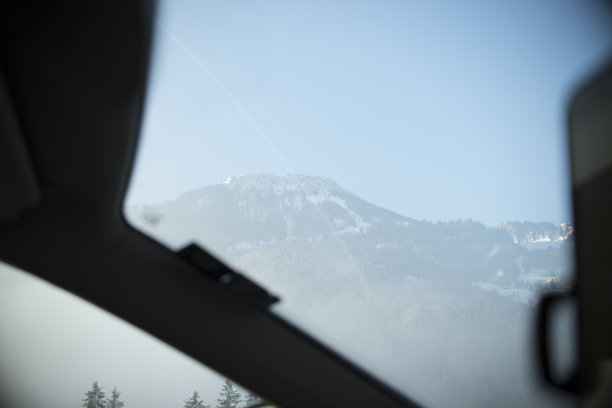 穿过汽车挡风玻璃的高山图片下载