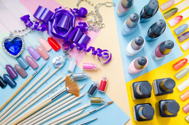 化妆设置在粉彩背景俯视图。美甲时尚摩登亮丽背景图片下载