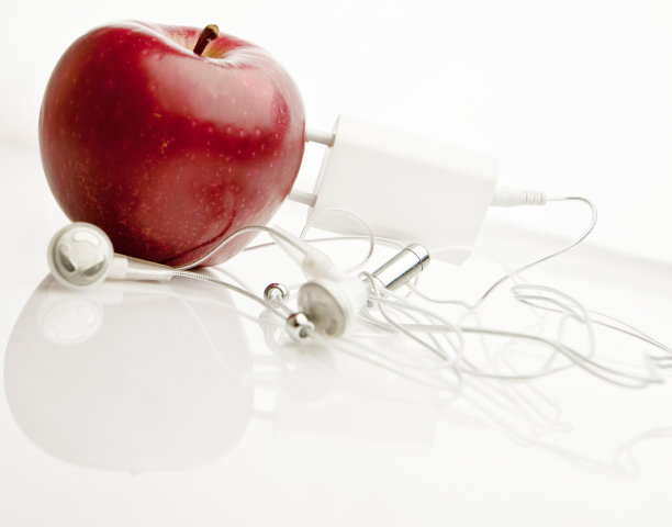 绿色能源:苹果水果和移动设备充电器图片下载