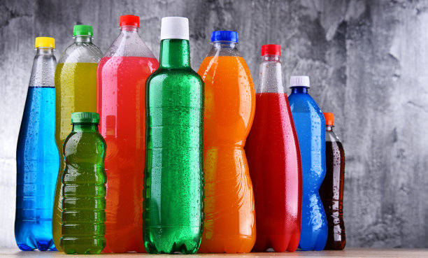 各种碳酸软饮料的塑料瓶素材图片