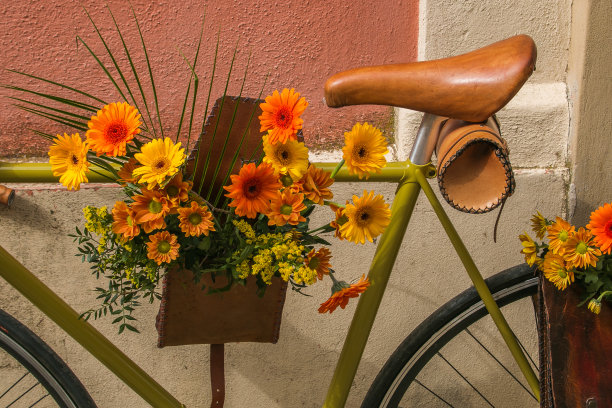 自行车上有一束黄色和橙色的花图片下载