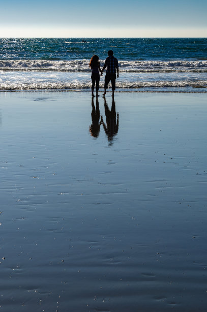 一对在海边的夫妇图片下载