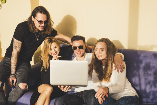 一群朋友在家里一起使用笔记本电脑图片下载