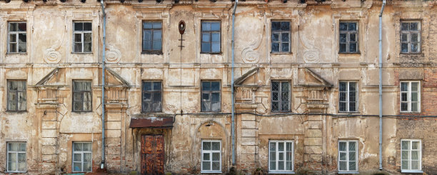 一幢建于一百多年前的老房子的破窗户和破墙。图片下载