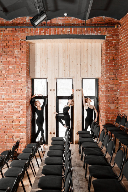 年轻的芭蕾舞演员的女孩。彩排时穿着黑色紧身衣的女人。准备戏剧表演图片下载