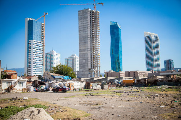 新高层建筑的城市。Bayrakli区。图片下载