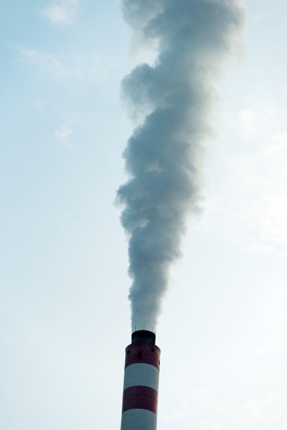 烟囱冒着白烟直冲云霄素材图片