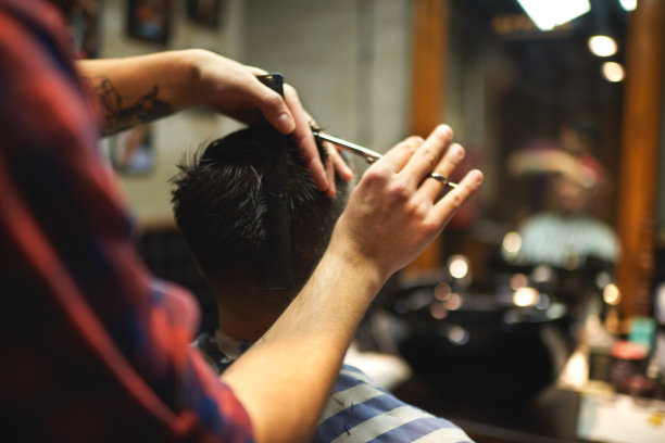 理发师为顾客理发素材图片