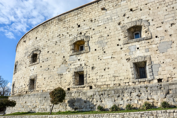 布达佩斯城堡的石墙上有弹孔，天空湛蓝图片下载