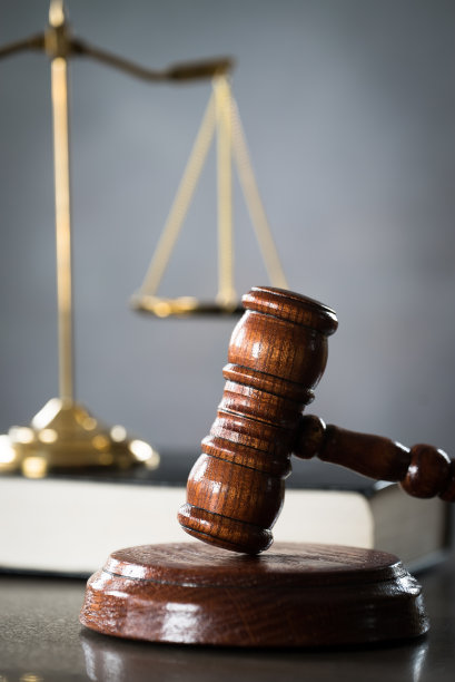 象征着法律和正义。概念法律与正义。正义的天平，木槌和书本图片下载