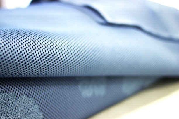 蓝色薄纱织物特写透视。蓝色织物特写与纺织品纹理图片下载