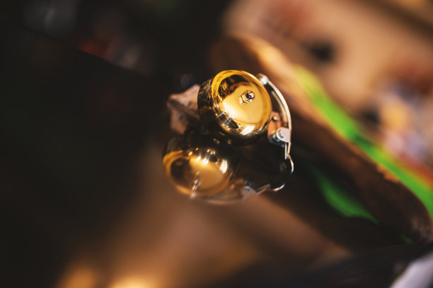 金属黄色抛光自行车铃。图片下载