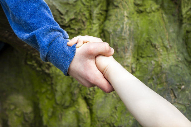 一个人帮助另一个人的概念图片下载