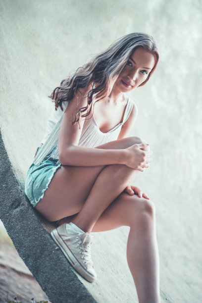 潮人时尚女孩坐在半管和摆姿势在滑板公园图片下载