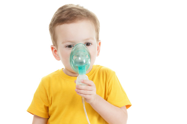 白种人儿童持氧气或吸入器标记隔离白色。图片下载