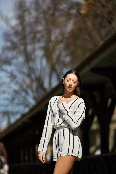 写真的女孩站在街上，摆姿势拍照，拍摄春天的照片图片下载