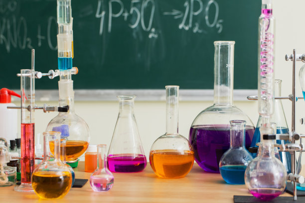 化学课上装有多种颜色液体的玻璃瓶图片下载