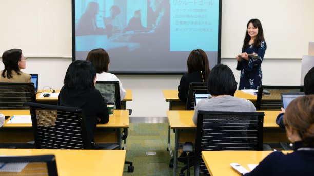 参加研讨会的职业女性图片下载