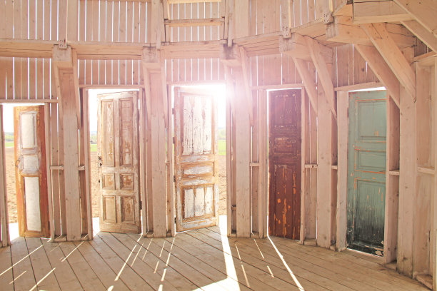 夏天照片了。俄罗斯尼古拉-莱尼韦茨艺术公园的大门敞开着图片下载