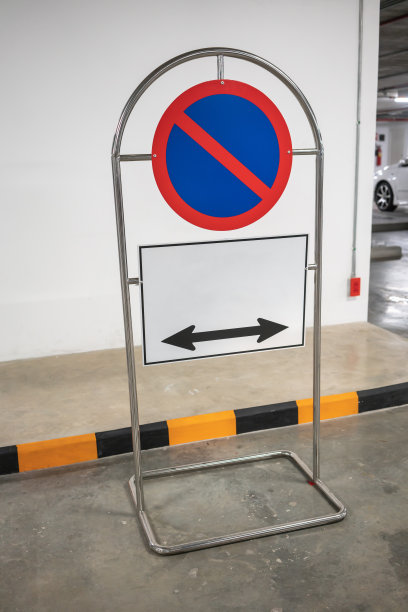 禁止自动停车标志沿道路和人行道安装在不锈钢框架上。图片下载