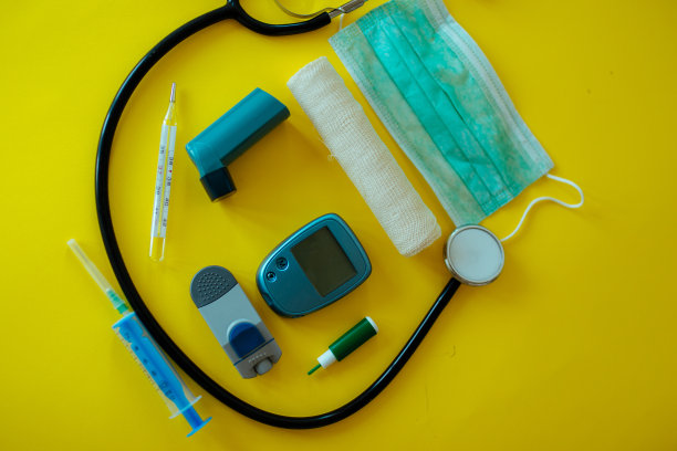 黄色背景上平铺着各种医疗用品素材图片