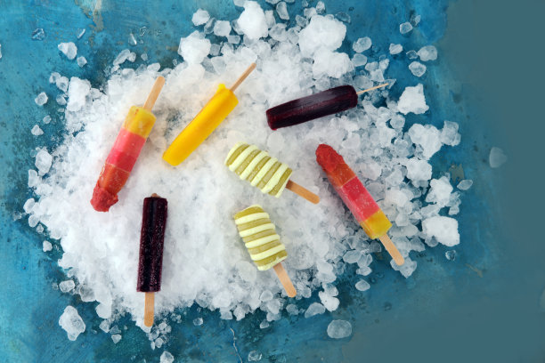 彩色冰棒或香草冻酸奶或软冰淇淋。图片下载