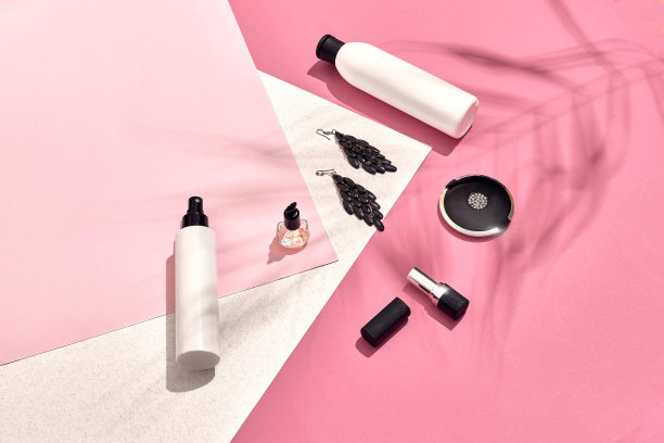 时尚女性化妆品及配件。平的。粉色和白色的背景。棕榈叶的影子图片下载