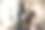 厨房里的男人。烹饪时间。乡村色彩的生活方式照片。人与健康的饮食观念。穿着运动服的家伙在厨房里洗沙拉图片下载