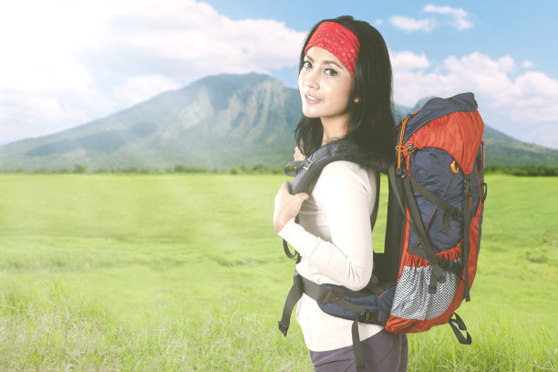 爬山的女旅行者图片下载