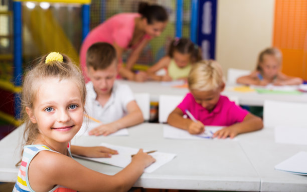 小学课堂上开朗的女学生图片下载
