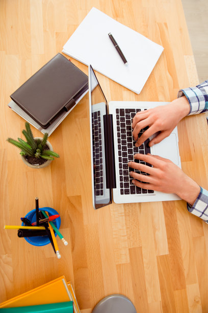 俯视图照片的男人的手在键盘上的笔记本电脑图片下载