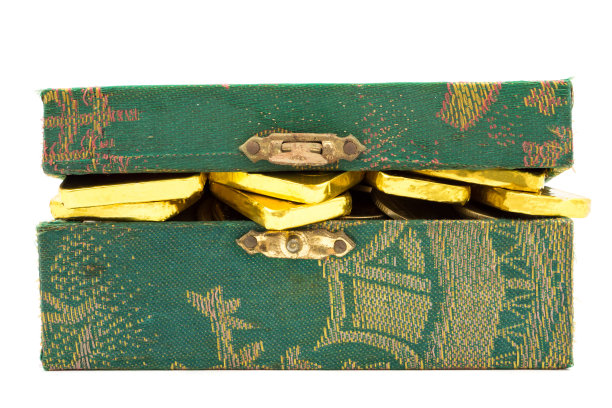 纯金条和金币在绿色盒子白色背景。图片下载