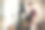 厨房里的男人。烹饪时间。乡村色彩的生活方式照片。人与健康的饮食观念。穿着运动服的家伙在厨房里洗沙拉图片下载