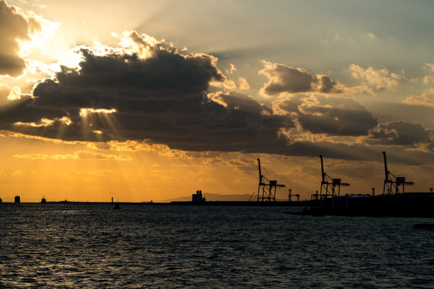 桥梁和集装箱港口货物，出口集装箱到国际，剪影照片。图片下载