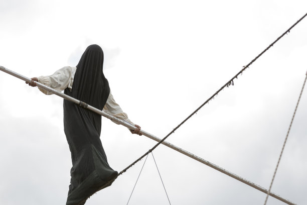 在天空中走一条线。图片下载