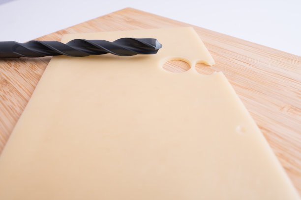 用钻子切一片奶酪图片下载