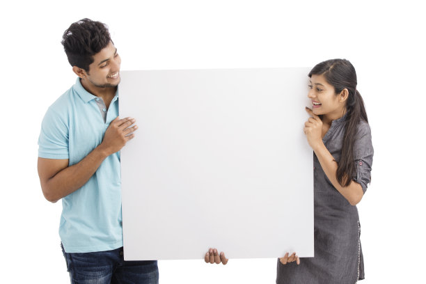 欢快可爱的年轻夫妇拿着白板图片下载