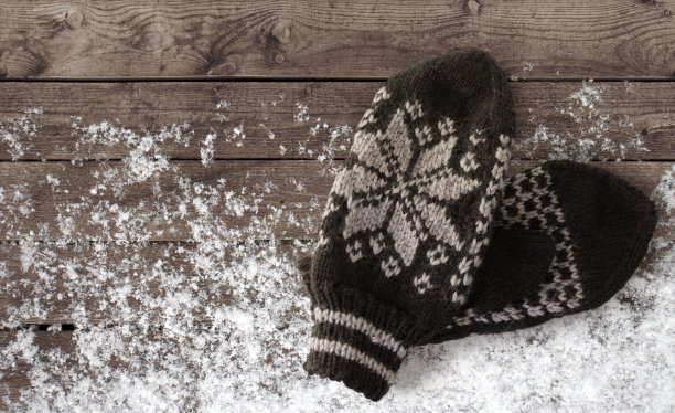 冬天的背景，羊毛手套和雪在木桌上图片下载