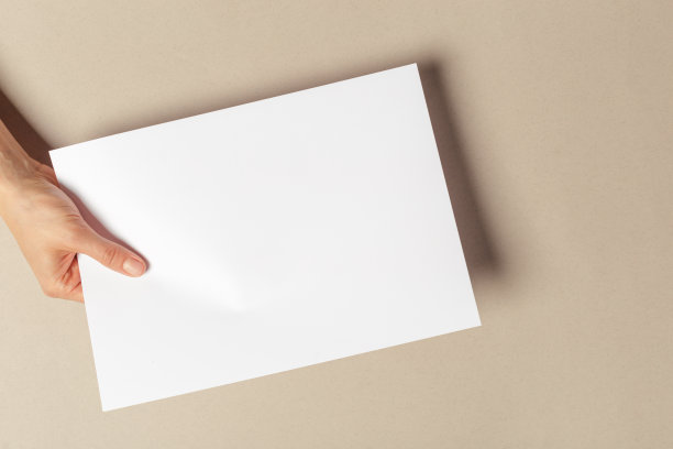 手持a4大小的纸张图片下载