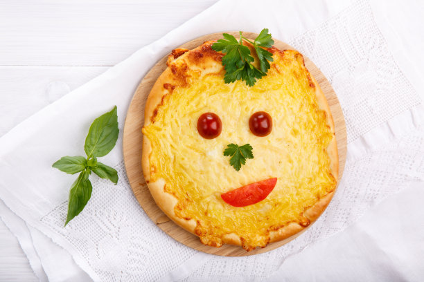 加奶酪的扁平面包。白色的桌子上放着一整块大饼披萨。前视图。图片下载