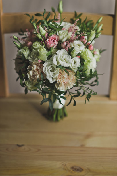 最初的婚礼花束微型玫瑰和绿叶273。图片下载