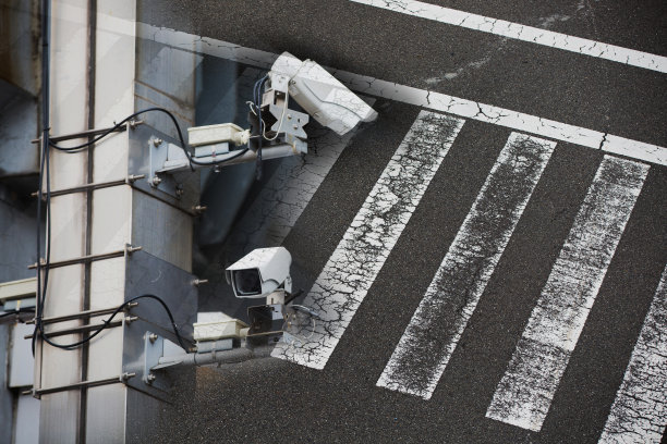 一根杆子上有摄像头，有街道背景图片下载