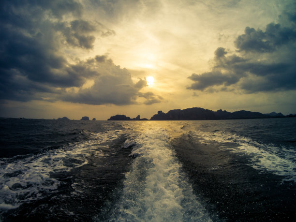 从一个长尾船日落。背景是雷莱海滩。泰国甲。图片下载