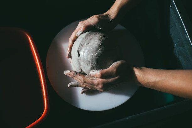 波特在起作用。俯视图的陶土准备制作陶瓷壶上的陶轮图片下载