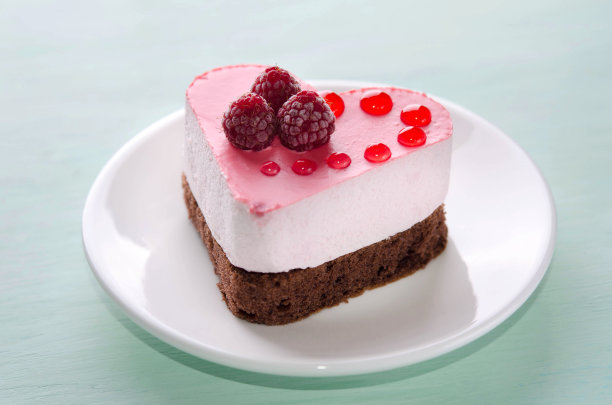 桌子上有一个漂亮的心形小蛋糕图片下载