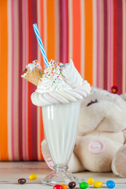 聪明孩子的奶昔图片下载