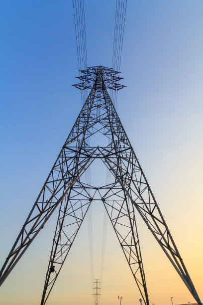 日落时分天空中的高压杆子图片下载