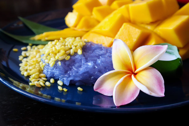 成熟的甜芒果配糯米，传统的泰国甜点图片下载