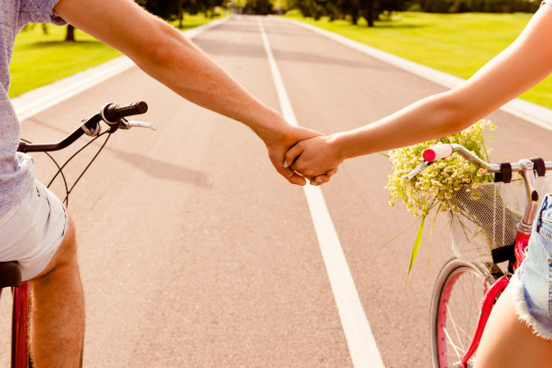 男人和女人手牵着自行车的近距离照片图片下载